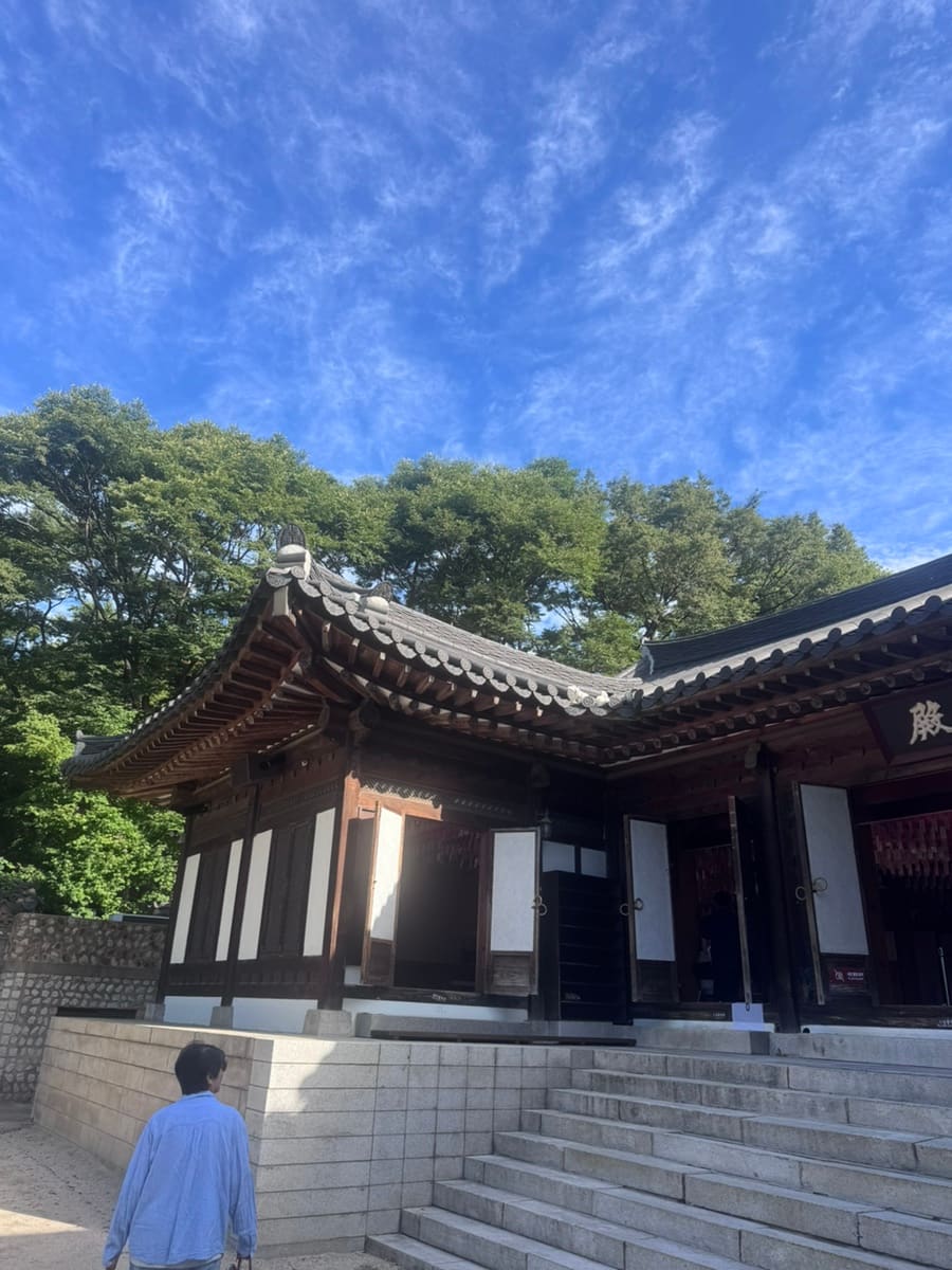 platz29가 촬영한 이른 아침 길상사입니다. 계단을 오르는 사람과 숲에 둘러싸인 전각이, 아직 붐비지 않는 시간의 공기를 보여줍니다.
