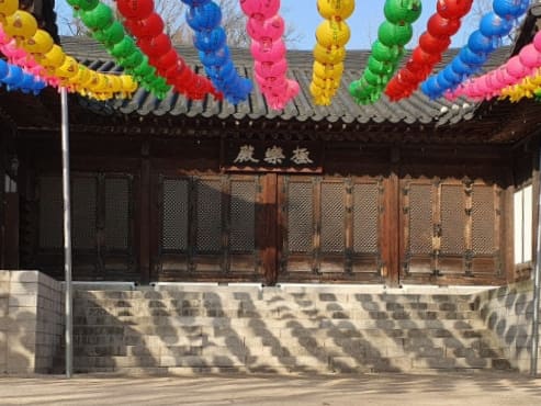 yhim1214가 촬영한 사찰 처마에 걸린 연등과, 골목 화단의 나무들입니다. 색이 짙어지는 시간대의 골목 풍경을 함께 보여줍니다.
