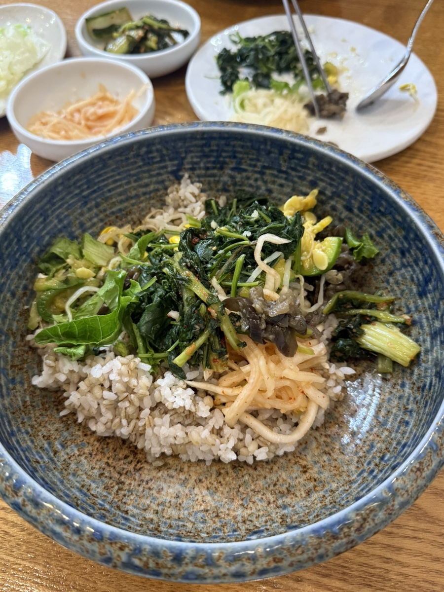 부모님을 모시고 가기 좋다고 적은 0bokpapa가 찍은 감자전과 보리밥 비빔 상입니다. 노릇하게 부쳐진 감자전 두 장과 간장종지,
