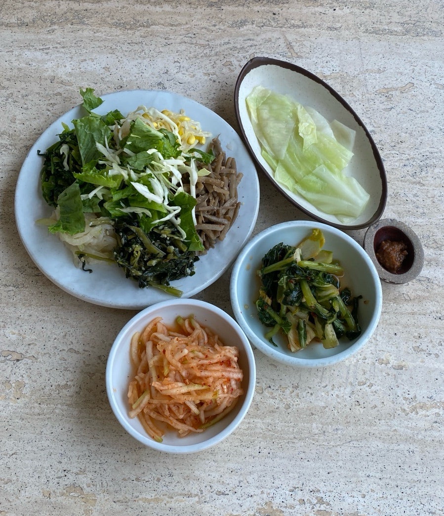서울도보관광을 마치고 들렀다는 blissdreamful이 찍은 밑반찬과 보리밥 클로즈업입니다. 나물과 김치, 쌈배추가 각각 그릇에 정갈하게 담겨 있고,