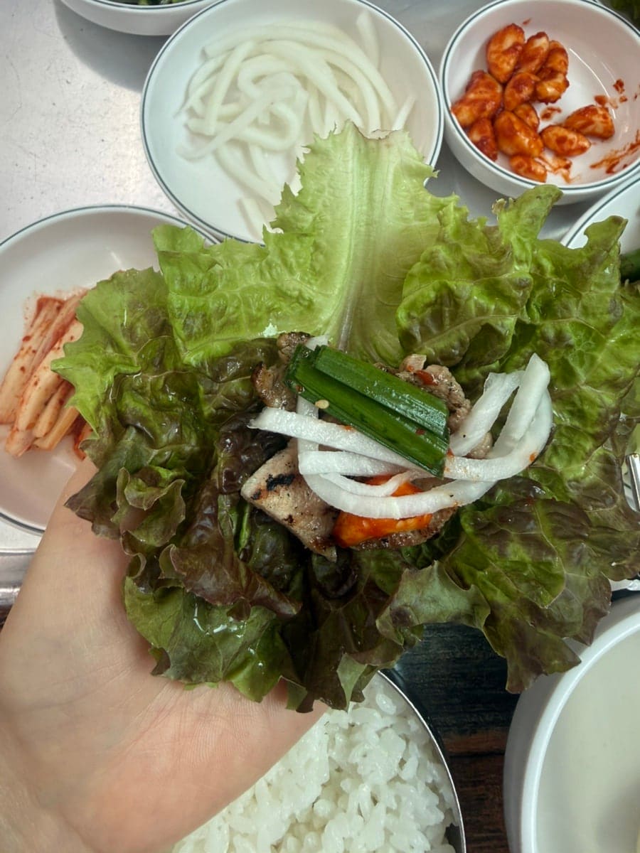 jjjj8802는 반찬 하나하나보다 그 조합이 좋았다고 적었습니다. 위에서 내려다본 쟁반 사진과,