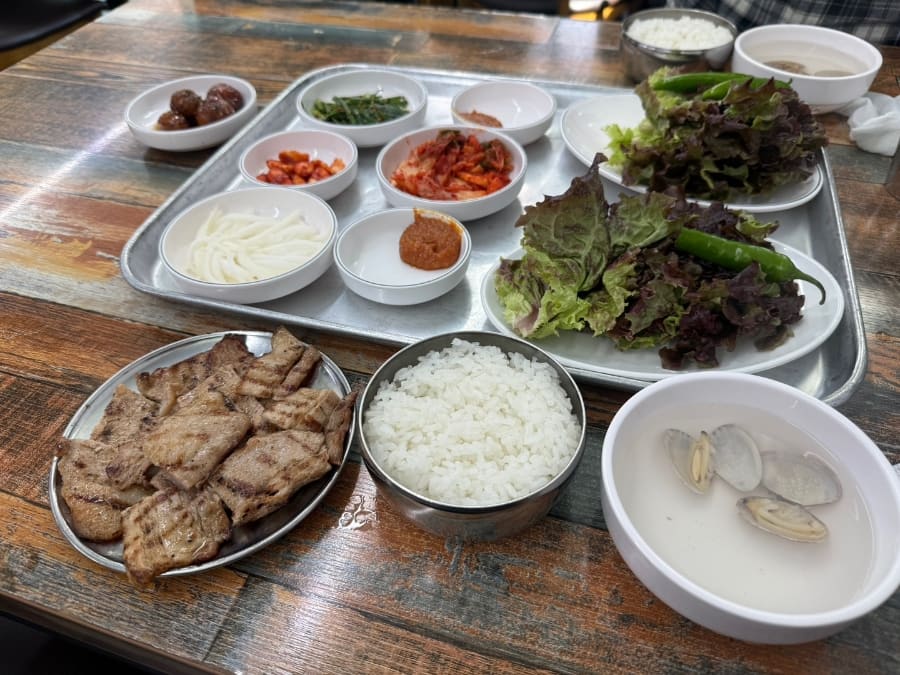 정보를 미리 찾아보고 갔다는 tacs25는 상을 통째로 찍어 남겼습니다. 뚝배기 된장찌개가 보글보글 끓는 사진에서,