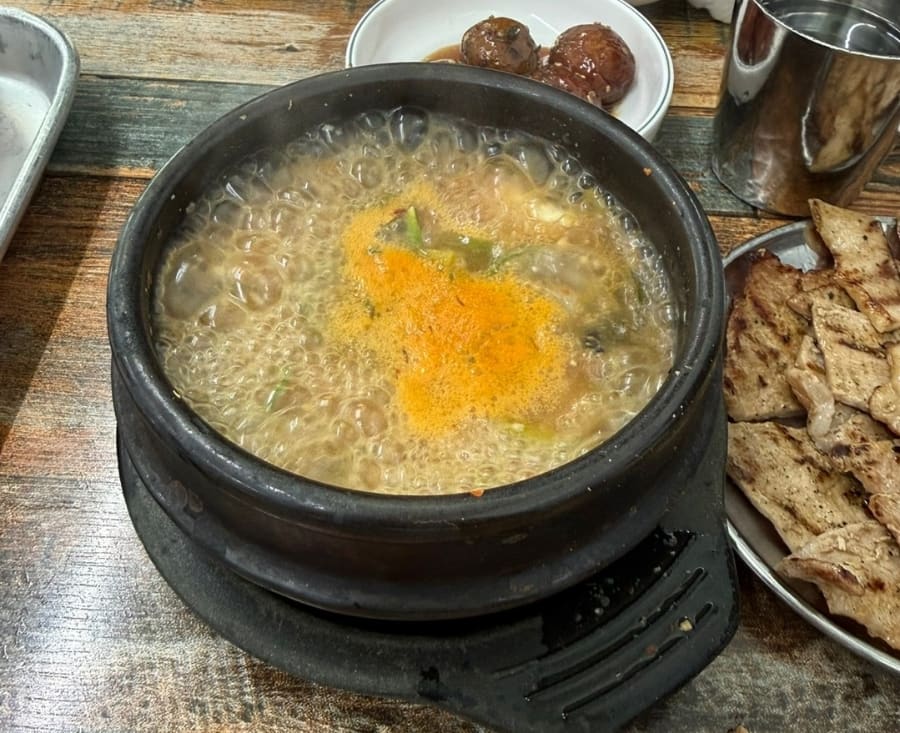 정보를 미리 찾아보고 갔다는 tacs25는 상을 통째로 찍어 남겼습니다. 뚝배기 된장찌개가 보글보글 끓는 사진에서,