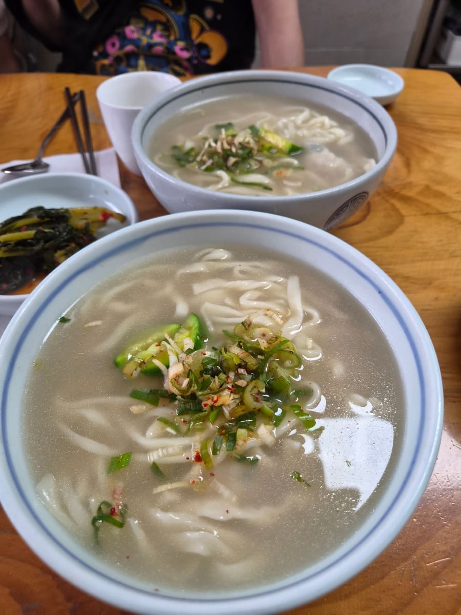 장마가 늦게 온 칠월 초, 나폴레옹제과점에서 빵을 먹고 오르막을 오르다 이 집을 만났다는 yg6080이 찍은 외관과 칼만둣국입니다.