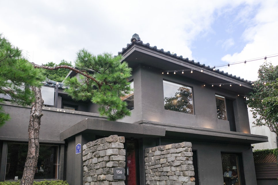 결혼식에 갔다가 들렀다는 nowwegom이 찍은 외관과 마당입니다. 기와지붕 아래 소나무가 늘어진 짙은 먹색 건물과,