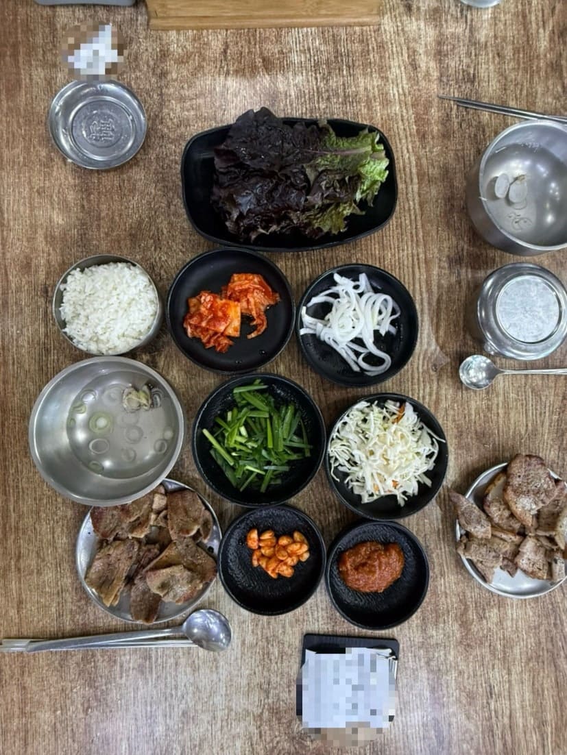 성북로를 걷다 보면 붉은 벽돌 건물 1층에 걸린 '쌍다리돼지불백' 간판을 피하기 어렵습니다. jjjj8802는 가게 앞에 나란히 선 차들과 함께 이 간판을 찍고, 상추와 쌈장,