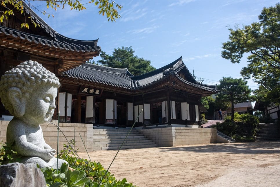 maum0577이 촬영한 길상사 사당과 극락전입니다. 대원각이라는 요정이 절로 바뀐 자리로, 성북동 안에서도 가장 극적인 반전을 보여주는 장소입니다.