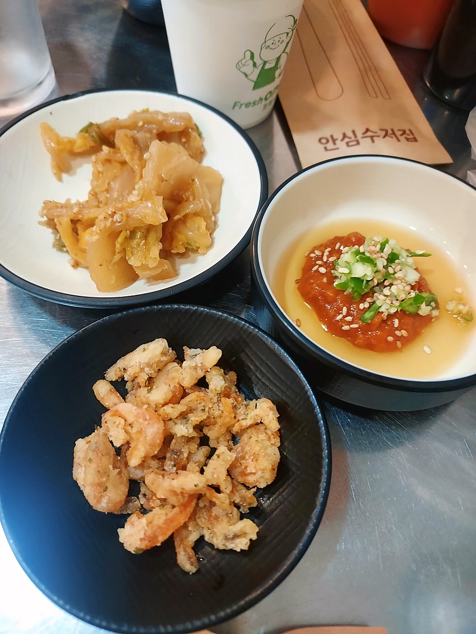 vacinema가 촬영한 착한횟집의 스끼다시입니다. 묵은지 무침과 초장을 올린 멍게, 새우튀김이 기본 찬으로 나왔고, 간장과 초고추장을 나눠 담은 종지도 함께 찍었습니다.