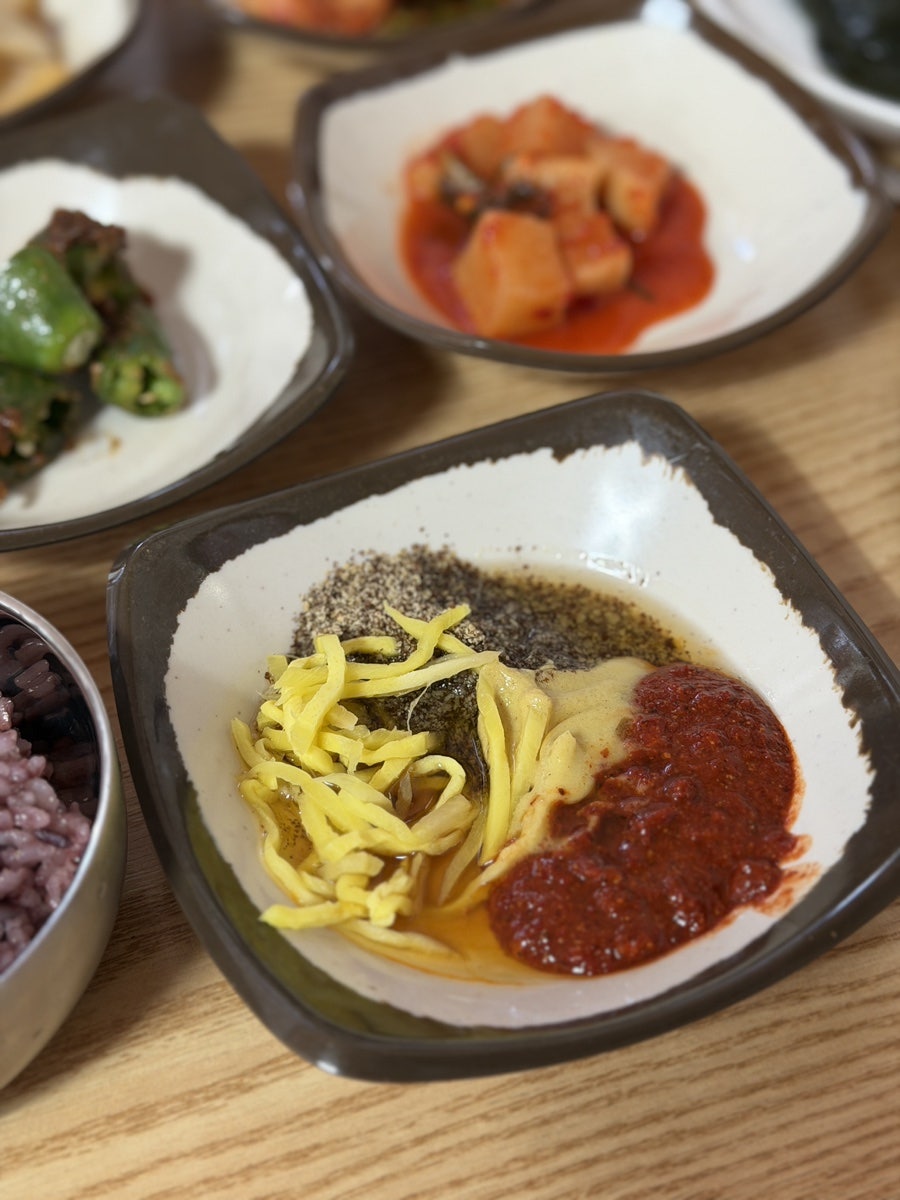 yeonjin614이 촬영한 반찬 리필 코너와 양념장입니다. 손수 만든 반찬이라 재활용하지 않으니 드실 만큼만 가져가 달라는 안내문이 붙어 있고,