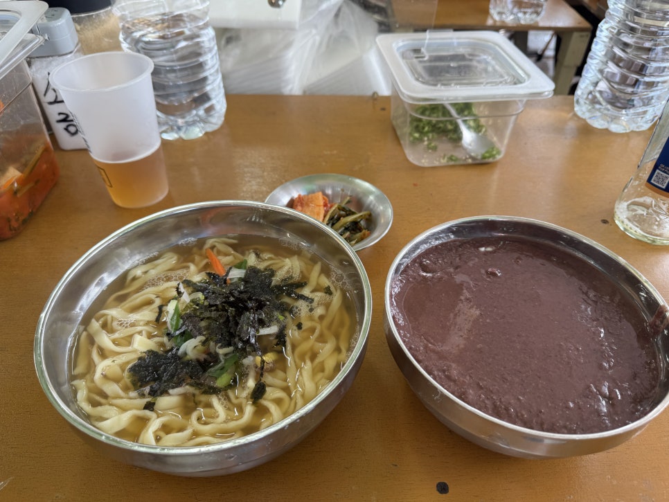 emma8787이 찍은 떡 좌판입니다. 장날에 맞춰 천막을 펴고 떡과 약과를 늘어놓은 모습으로, 장이 없는 날에는 볼 수 없는 풍경입니다.