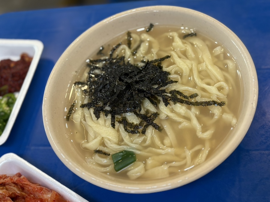 doong2place가 촬영한 손칼국수 두 그릇입니다. 김가루를 수북하게 올린 맑은 국물과, 양념장을 더해 칼칼하게 비벼낸 또 다른 그릇을 나란히 찍었습니다.