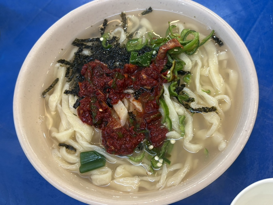doong2place가 촬영한 손칼국수 두 그릇입니다. 김가루를 수북하게 올린 맑은 국물과, 양념장을 더해 칼칼하게 비벼낸 또 다른 그릇을 나란히 찍었습니다.
