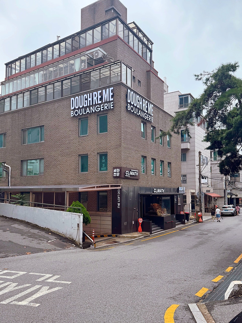 대형 카페와 여유로운 분위기를 모두 담은 자리