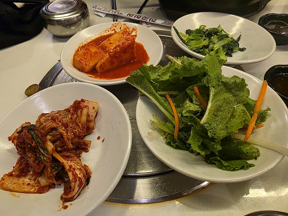 gold947은 서래마을에 양식집이 많은 와중에 거의 가장 유명한 한식당이 아닐까 싶다며 이곳을 찾았다고 적었습니다. 사진에는 배추김치와 묵은지 두 접시가 나란히 담겨 있는데,