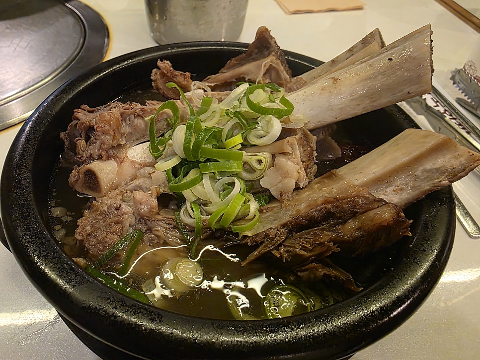 같은 분이 찍은 갈비탕 사진입니다. 뚝배기 가득 큼직한 갈비뼈와 파가 수북이 올라간 국물이 담겨 있어, 맑고 담백한 국물에 고기의 감칠맛이 배어 있다던 그 말을 그대로 보여줍니다.