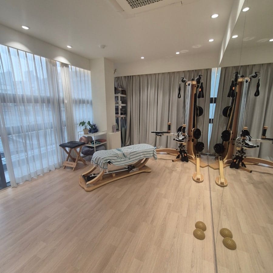 syungals는 리포머부터 캐딜락까지 모든 기구가 그라츠 정품이고, 가죽이 부드럽고 쿠션감이 좋다고 적었습니다. 커튼을 두른 창가에 놓인 기구들과,