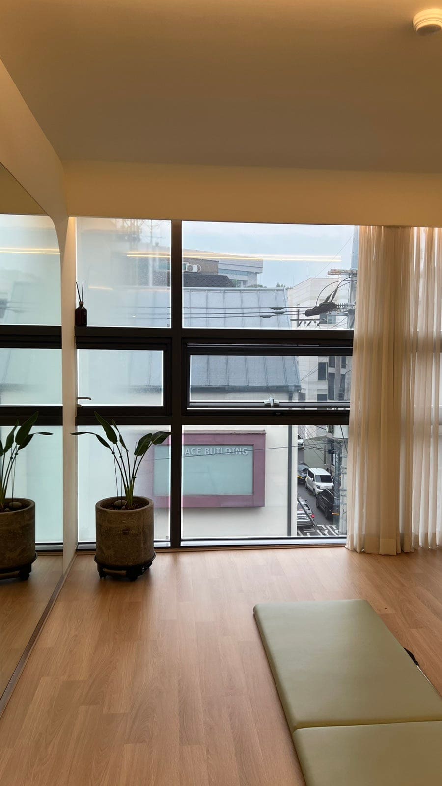 ilobb98은 스튜디오 벽면이 쭉 통창이라 탁 트인 느낌이고, 서래마을 전경이 쭉 보인다고 적었습니다. 커튼을 걷은 창 앞으로 타워 기구가 늘어선 사진과,