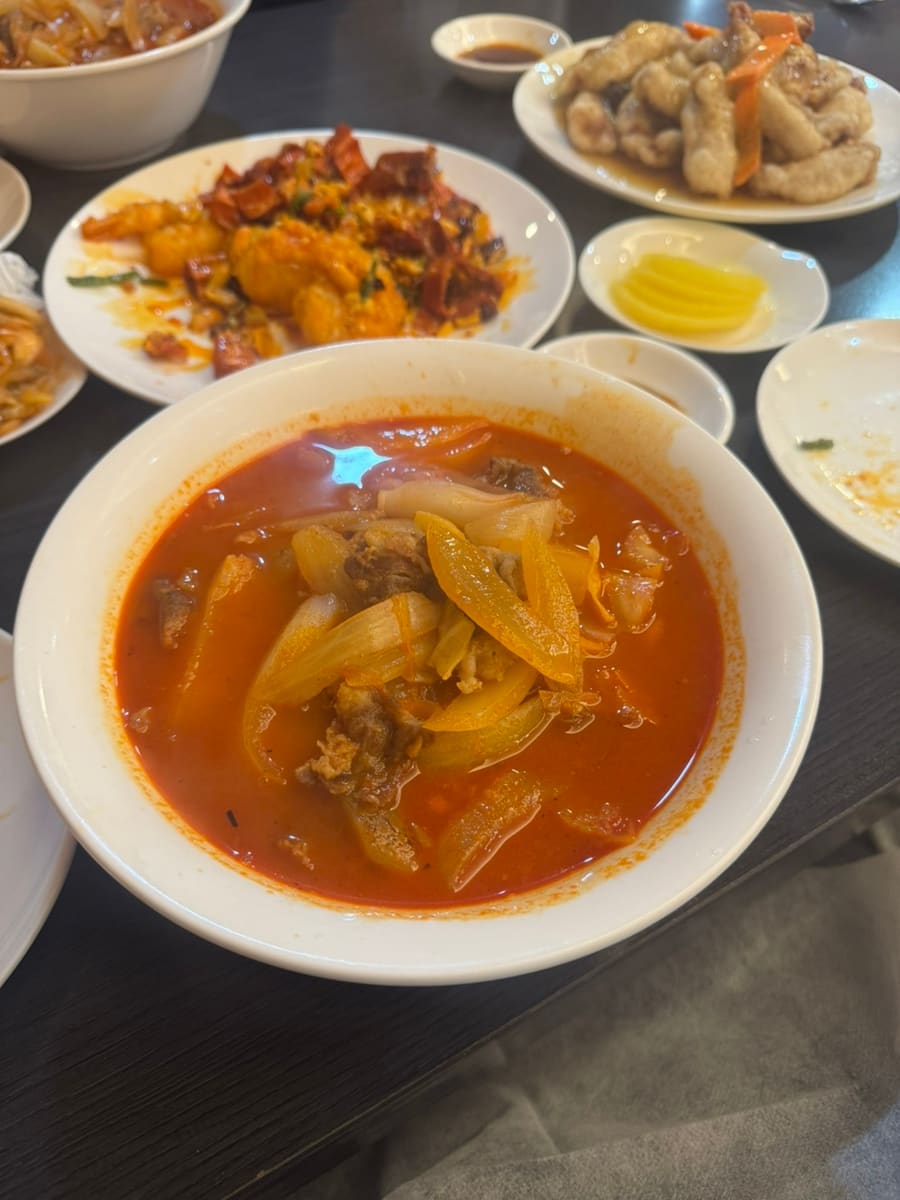 letseat112은 새벽까지 술을 마신 다음 날 해장하러 이곳을 찾았습니다. 겉은 바삭하고 속은 부드러운 탕수육 한 접시와,