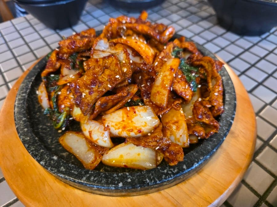 jyhappy33은 서래쭈꾸미 글에 밑반찬 미역국 직화제육 코다리조림을 맛있게 잘 먹었다는 한 줄만 남겼습니다. 붉은 양념이 자작하게 밴 코다리조림 사진과,