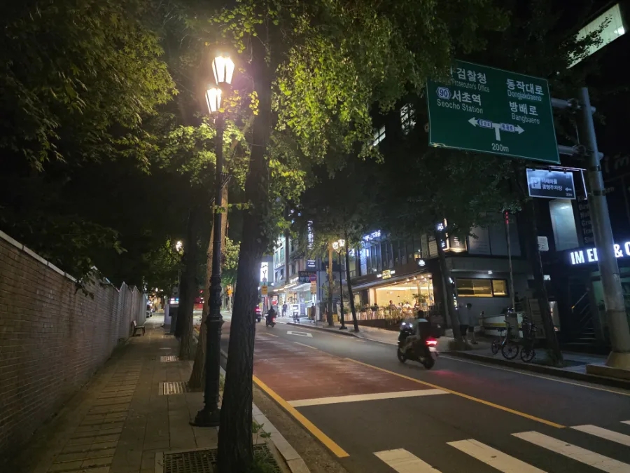 한 걸음마다 명함을 나누는 거리
