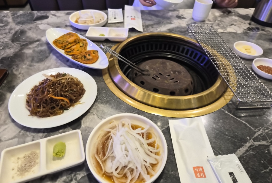beautiful_things91은 초복에 들러 한우생갈비 1인분과 돼지갈비 2인분을 시켰다고 적었습니다. 사진에는 잡채와 부추전,