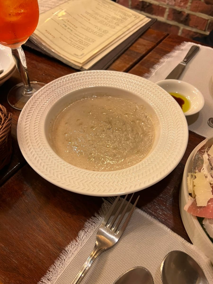 blogm123313은 주문을 하면 따뜻한 빵과 올리브오일, 발사믹 소스를 내준다고 적었고, 평일 저녁에 오늘의 스프를 단품으로 시켰다고 했습니다.