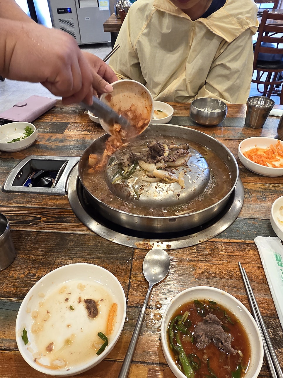 sas0411은 소면을 주문하자 사장님이 김치와 면을 넣어 간단히 조리해 주었다고 적었습니다. 김치가 육수로 들어가는 순간과 소면이 들어가는 순간이 이어서 담겨 있고, 그는 이 마지막 국수를 달게 먹고 또 달게 먹은 느낌이었다고 남겼습니다.