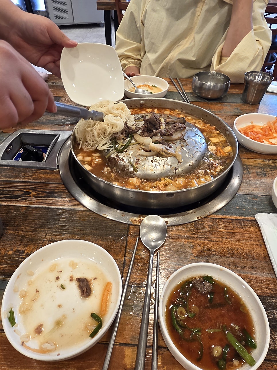 sas0411은 소면을 주문하자 사장님이 김치와 면을 넣어 간단히 조리해 주었다고 적었습니다. 김치가 육수로 들어가는 순간과 소면이 들어가는 순간이 이어서 담겨 있고, 그는 이 마지막 국수를 달게 먹고 또 달게 먹은 느낌이었다고 남겼습니다.