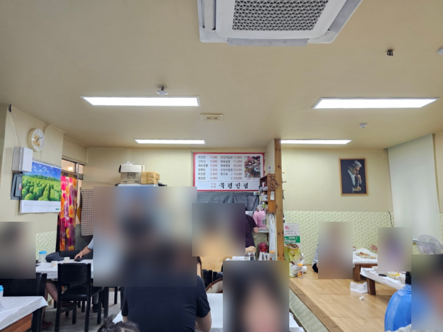 km0620이 해미읍성전통시장 소원종거리 입구와, 벽에 걸린 사진과 손님들로 북적이는 식당 내부를 담았습니다. 시장 상가 안쪽이라는 위치가 한눈에 보입니다.