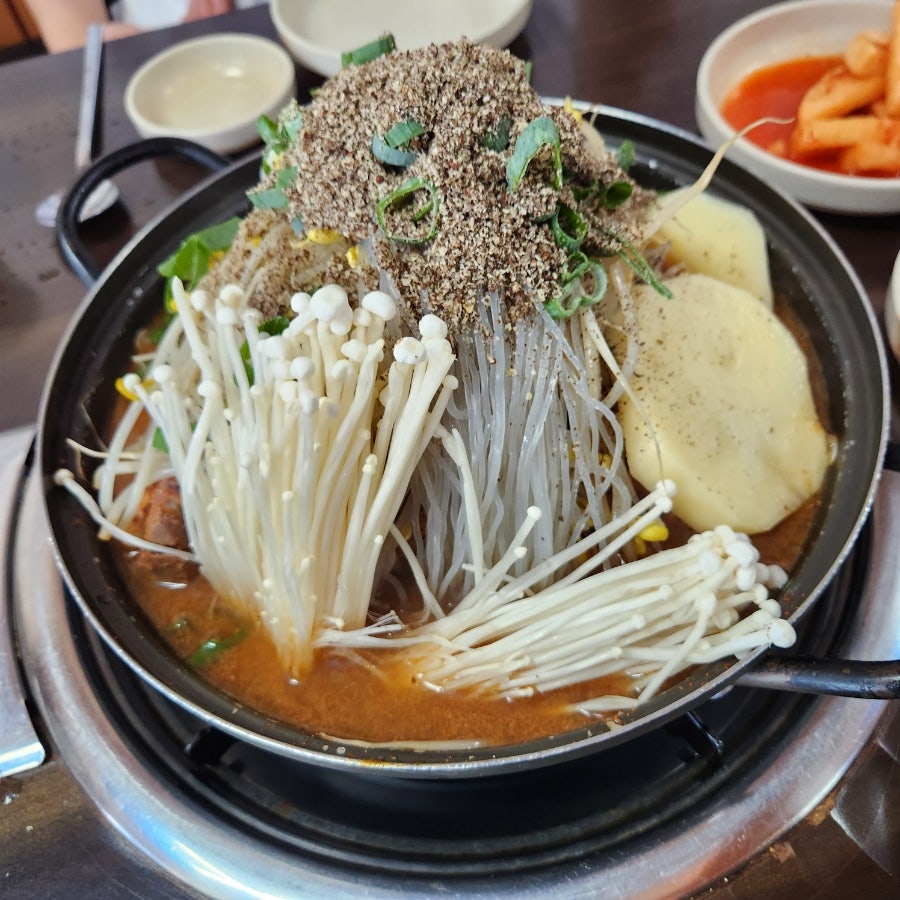 ghwls5249가 팽이버섯과 감자가 수북이 올라간 감자탕 전골을 담았습니다. 소 사이즈인데도 양이 많아 놀랐다던 후기가 이 사진 한 장으로 설명됩니다.
