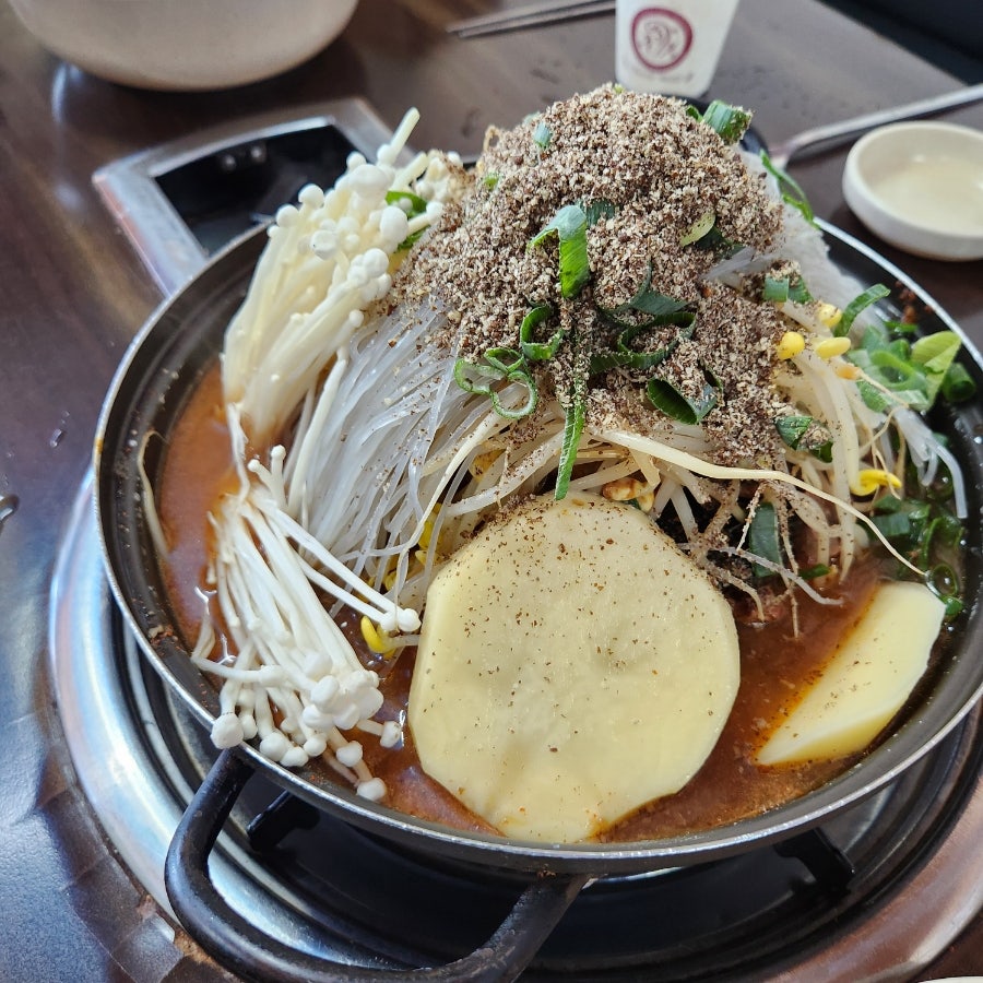 ghwls5249가 팽이버섯과 감자가 수북이 올라간 감자탕 전골을 담았습니다. 소 사이즈인데도 양이 많아 놀랐다던 후기가 이 사진 한 장으로 설명됩니다.