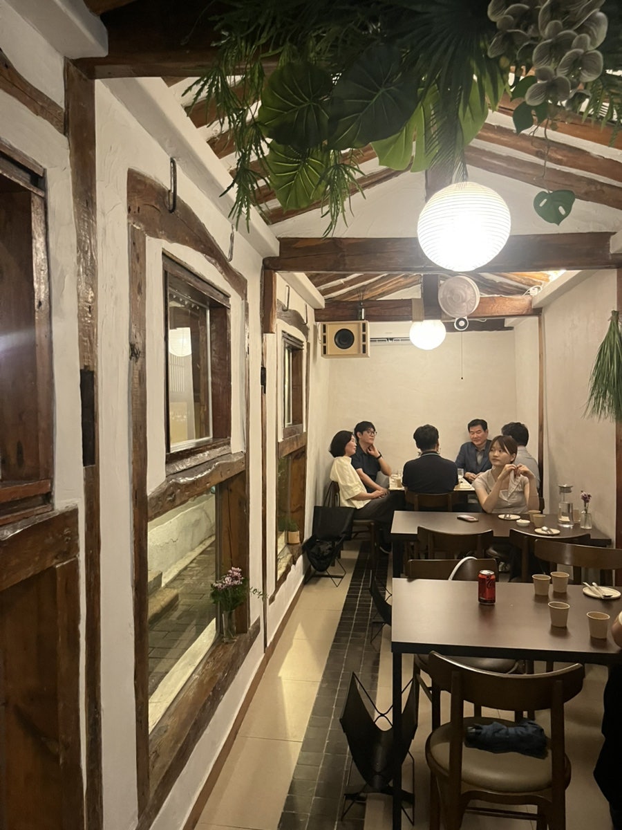 한옥 이름의 식당, 비 오는 날 가면 더 좋다