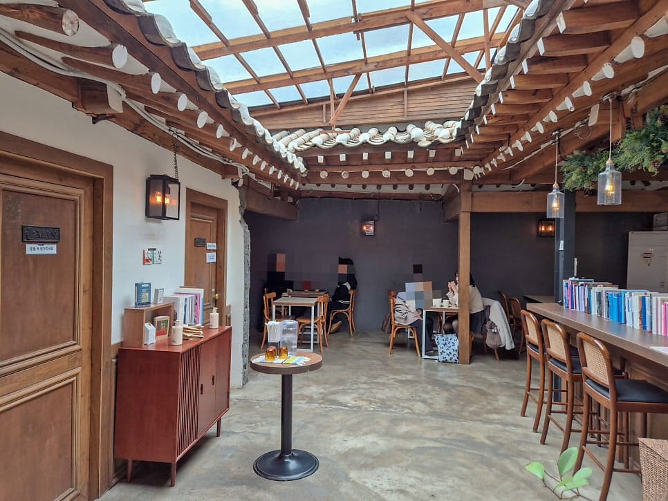 lonelyholymoly는 바깥은 한옥이고 안은 현대적이라며, 서까래와 기둥은 그대로 두고 가운데를 시원하게 비워 뒀다고 적었습니다.