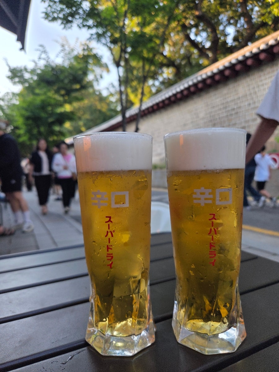 종묘 담벼락을 보며 마시는 맥주 한 잔, 입구 노트에 이름을 적고 기다립니다