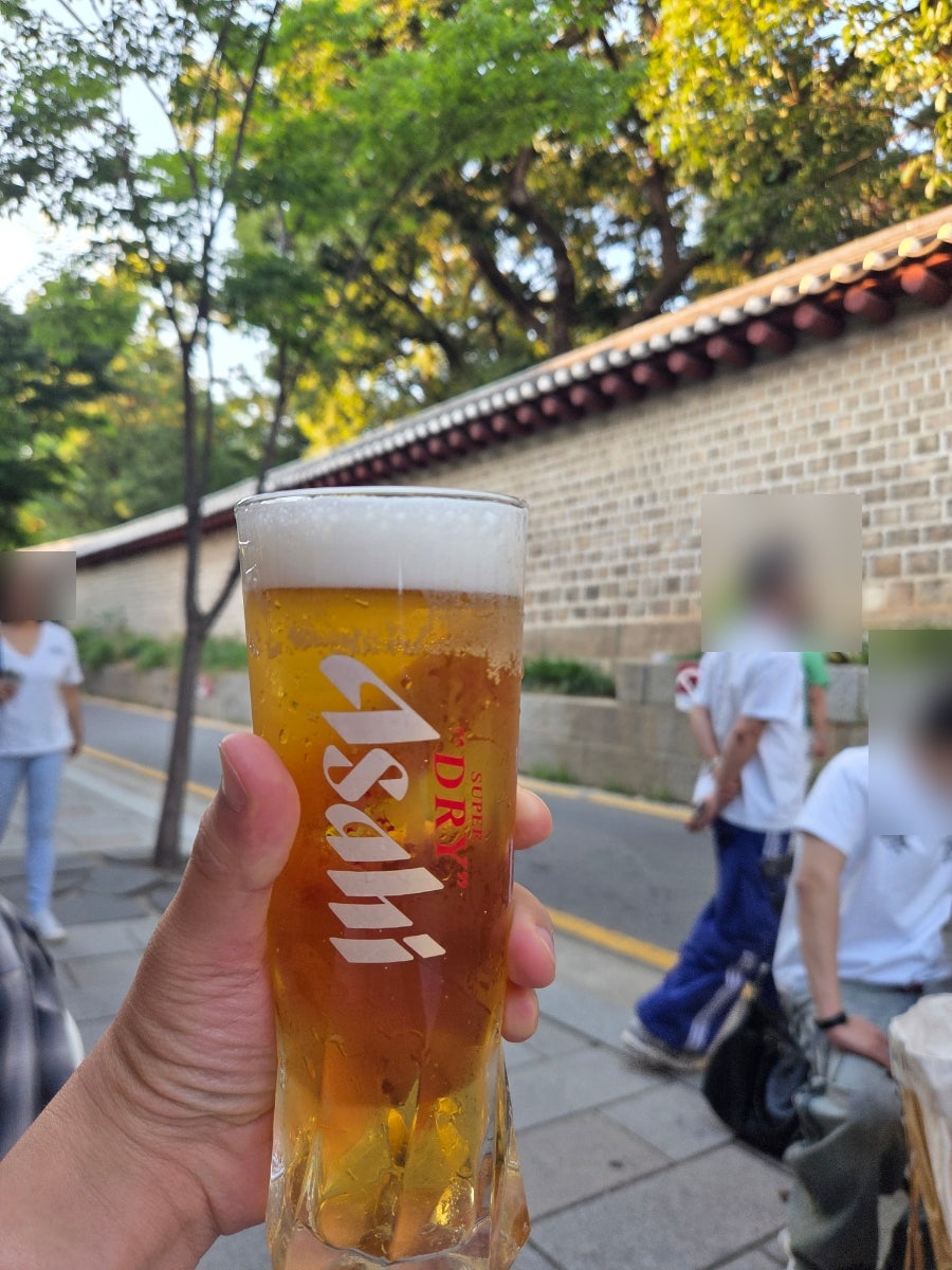 lhs96548755는 아사히 생맥주로 시작했고 서순라길을 처음 방문했는데 분위기가 좋았다고 적었습니다. 사진에는 종묘 돌담과 기와지붕을 배경으로 나란히 놓인 생맥주 두 잔과,