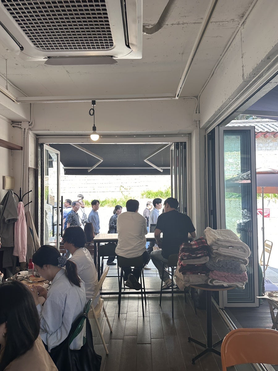 sempre_chiaro는 비틀스타코 웨이팅을 걸어두고 둘러보다가 발견한 곳이라고 적었고, 서순라길 초입에서 멀지 않아 접근성이 좋았다고 했습니다.