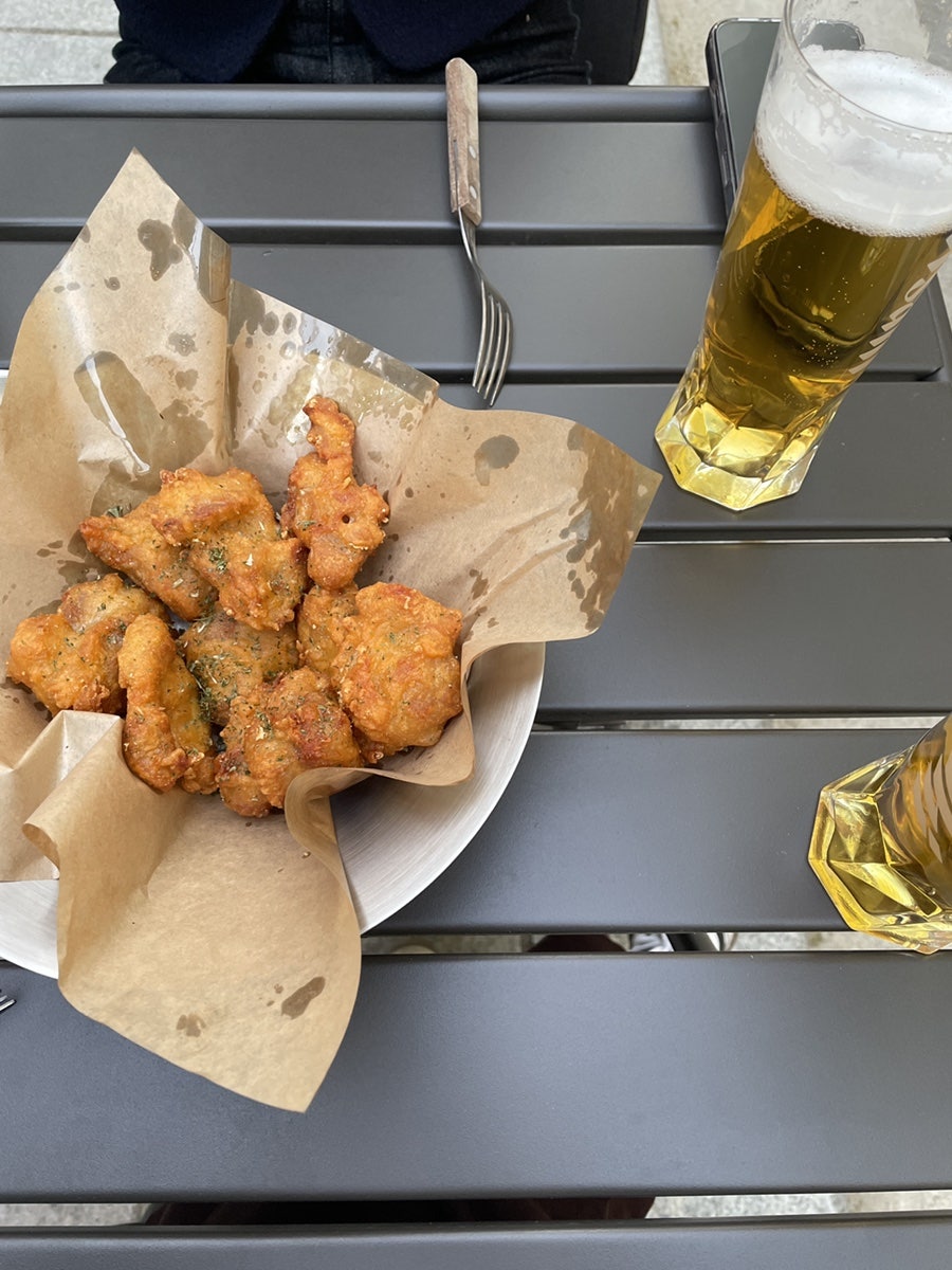 pompukong은 피자가 한 시간 넘게 걸린다는 말에 치킨 가라아게로 주문을 바꿨고, 짭짤해서 맥주 안주로 딱이었지만 맛은 쏘쏘였다고 솔직하게 적었습니다.