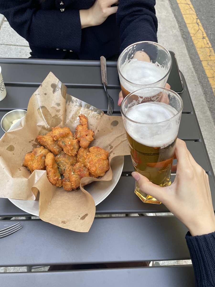 pompukong은 피자가 한 시간 넘게 걸린다는 말에 치킨 가라아게로 주문을 바꿨고, 짭짤해서 맥주 안주로 딱이었지만 맛은 쏘쏘였다고 솔직하게 적었습니다.
