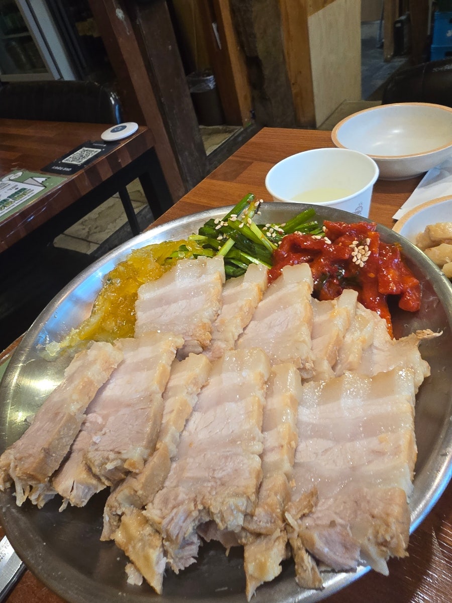 zzinius_xx는 시원하고 담백한 물막국수와 매콤한 비빔막국수를 번갈아 먹으면서 수육까지 곁들이니 입안이 절로 즐거워지는 한 끼였다고 적었습니다.
