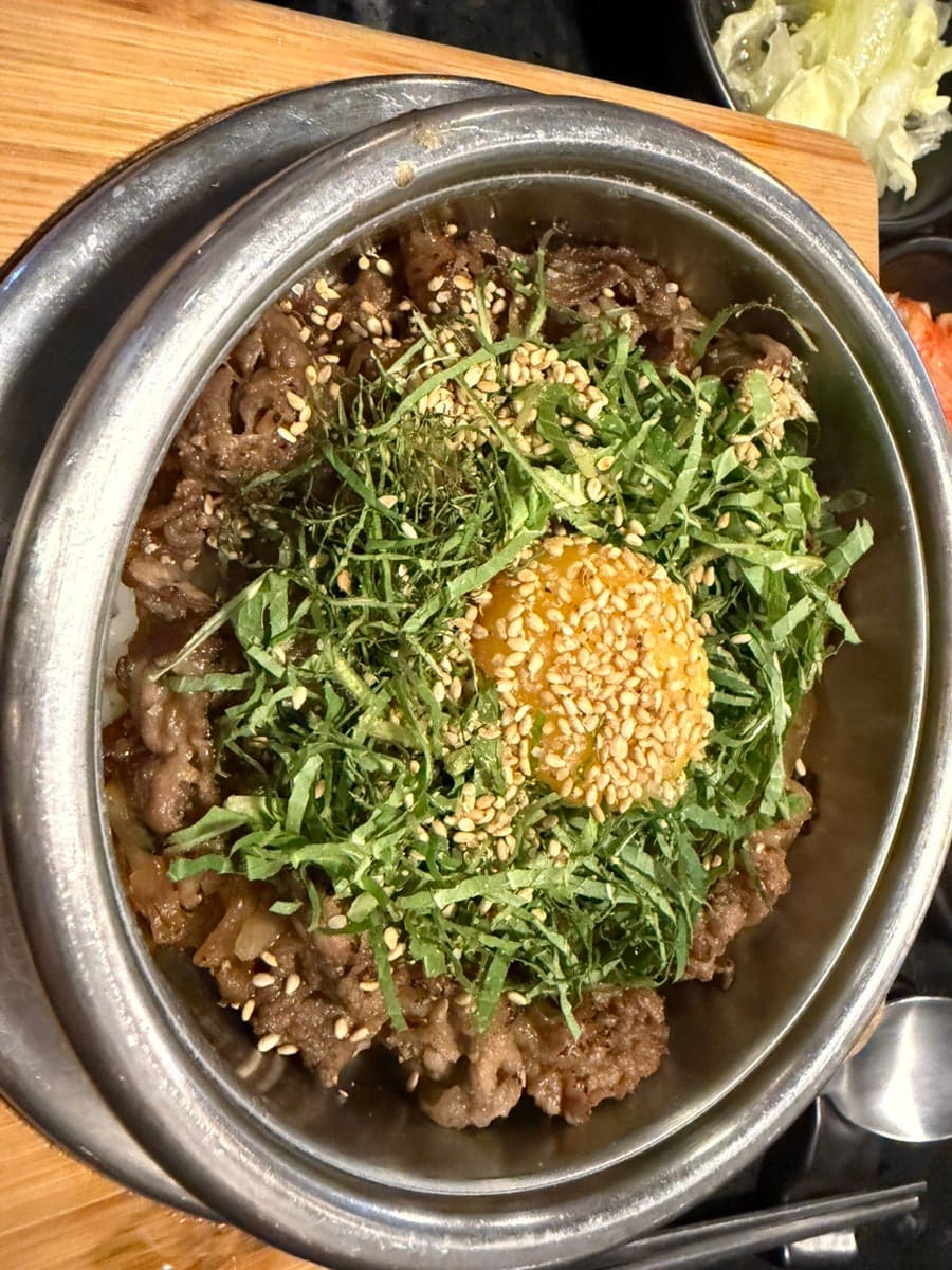xyhuang52는 시그니처인 간장새우 솥밥과 와규 솥밥을 시켜 1인 쟁반에 국과 밑반찬이 함께 나오는 상을 받았다고 적었습니다. 사진에는 달걀노른자와 김 가루,