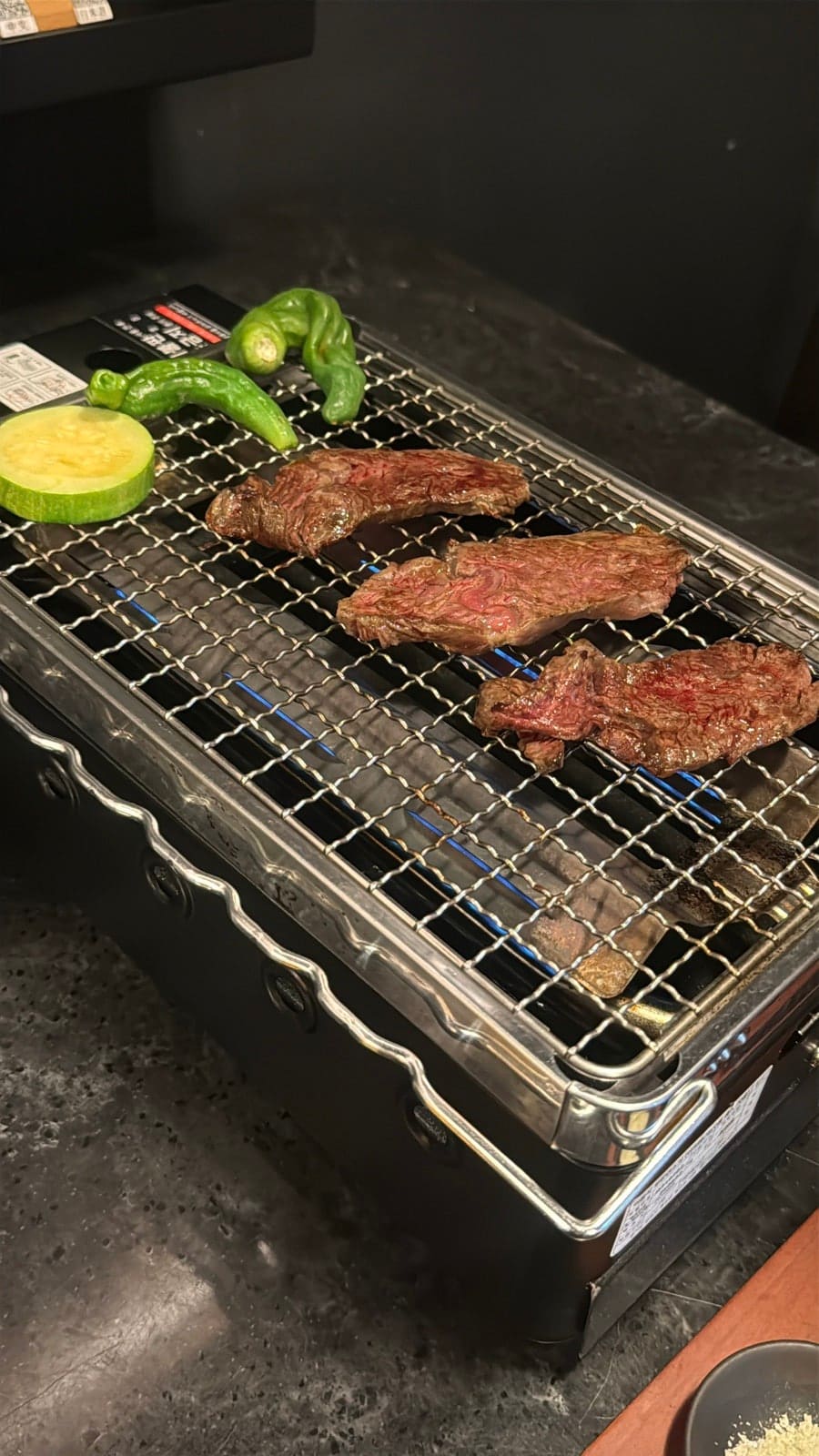 hye_jiinnn은 친구 생일을 겸해 2인 세트에 꽃갈비살을 더해 화로에 구워 먹었다고 적었습니다. 사진에는 화로 위 석쇠에서 익어 가는 고기와 초록 채소,