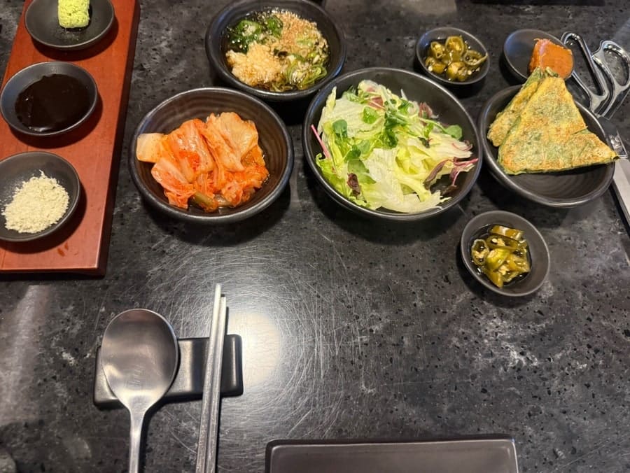 hye_jiinnn은 친구 생일을 겸해 2인 세트에 꽃갈비살을 더해 화로에 구워 먹었다고 적었습니다. 사진에는 화로 위 석쇠에서 익어 가는 고기와 초록 채소,