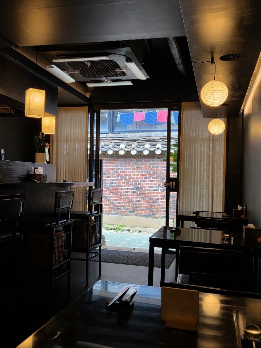 skwjdgks1998은 차분하고 고즈넉한 내부에 창 밖으로 벽돌 담장과 골목 풍경이 슬쩍 보여 한 폭의 그림 같았다고 적었습니다.