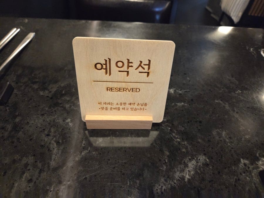 skwjdgks1998은 차분하고 고즈넉한 내부에 창 밖으로 벽돌 담장과 골목 풍경이 슬쩍 보여 한 폭의 그림 같았다고 적었습니다.