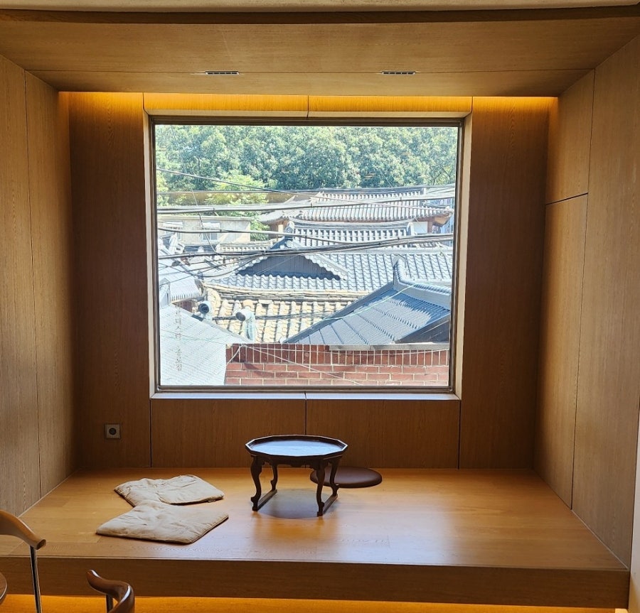 kortemple6은 벽면을 가득 채운 책장과 클래식한 조명이 어우러져 차분하게 대화 나누기 좋았고, 옥상에서 보이는 한옥 뷰가 특히 좋았다고 적었습니다.