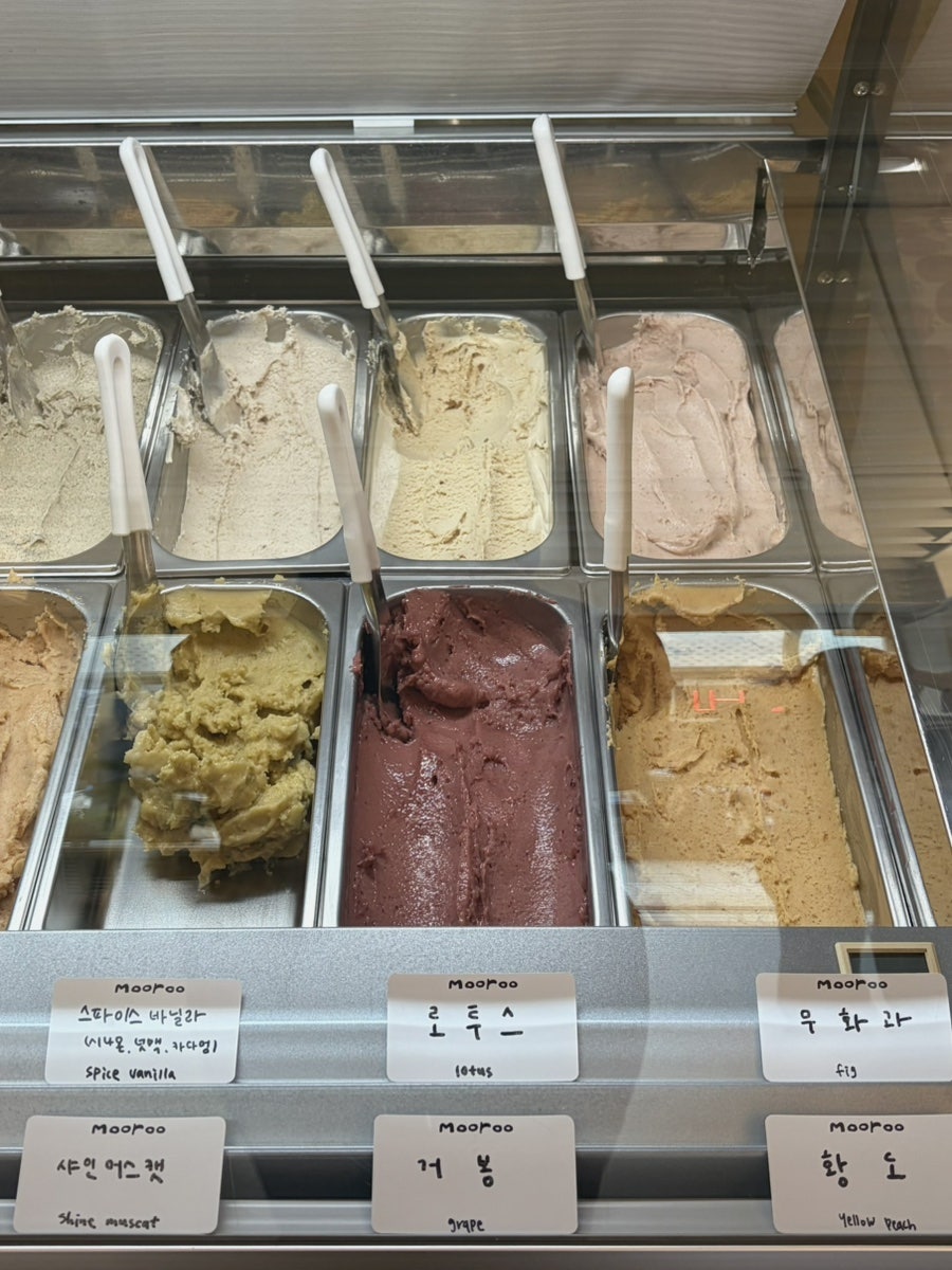 wisdomseul_은 메뉴가 총 12가지 정도로 흔히 보기 힘든 맛도 있다고 적었습니다. 사진에는 피넛버터 앤 젤리와 들깨, 말차, 초콜렛 같은 통이 나란히 놓인 진열대와,