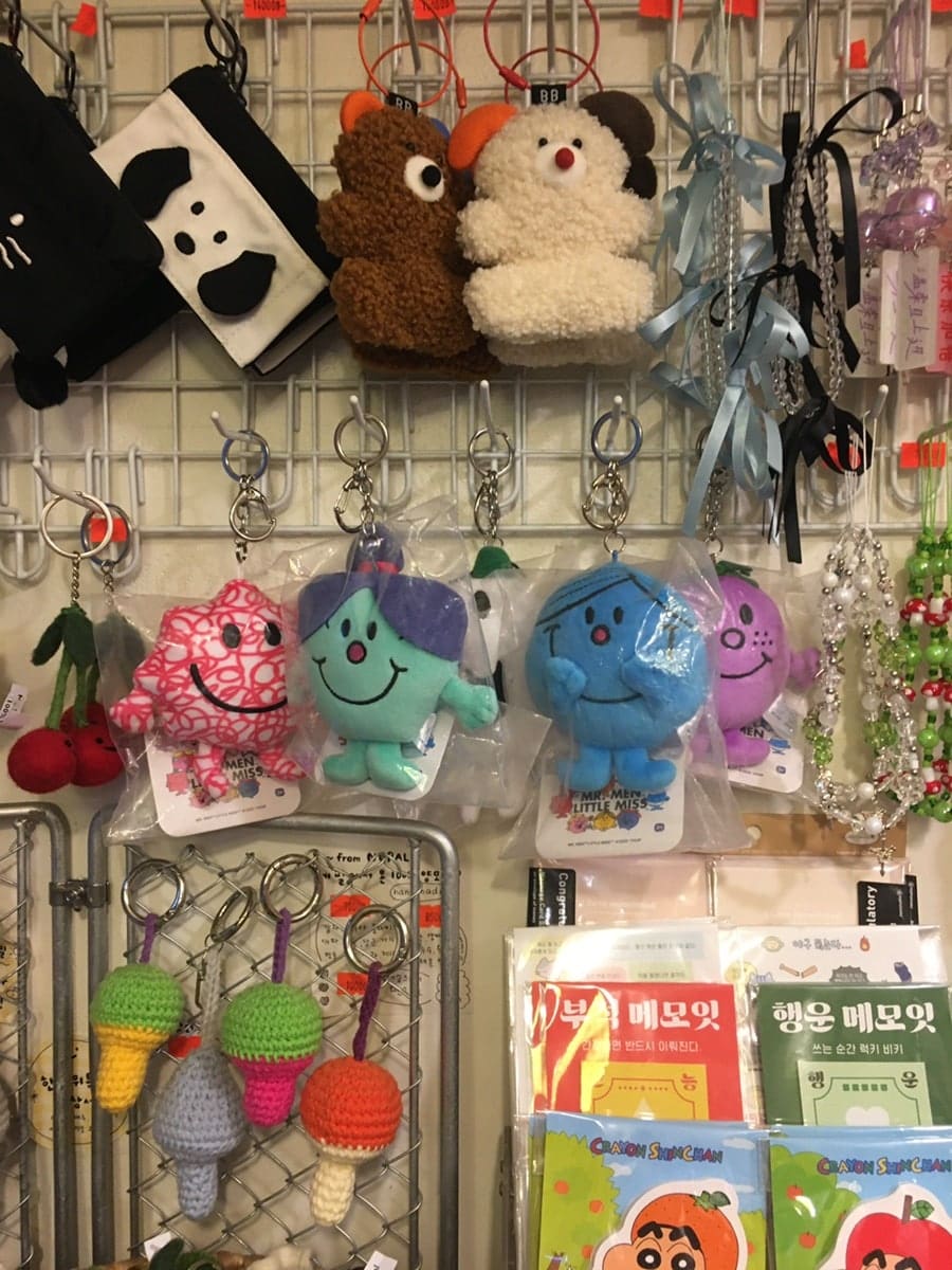 yeonjigu_는 입구부터 치즈 고양이가 반겨줘서 들어가기 전부터 기분이 좋아졌다고 적었습니다. 첫 사진은 매장 앞 보도블록 위에 느긋하게 엎드린 치즈 고양이이고,