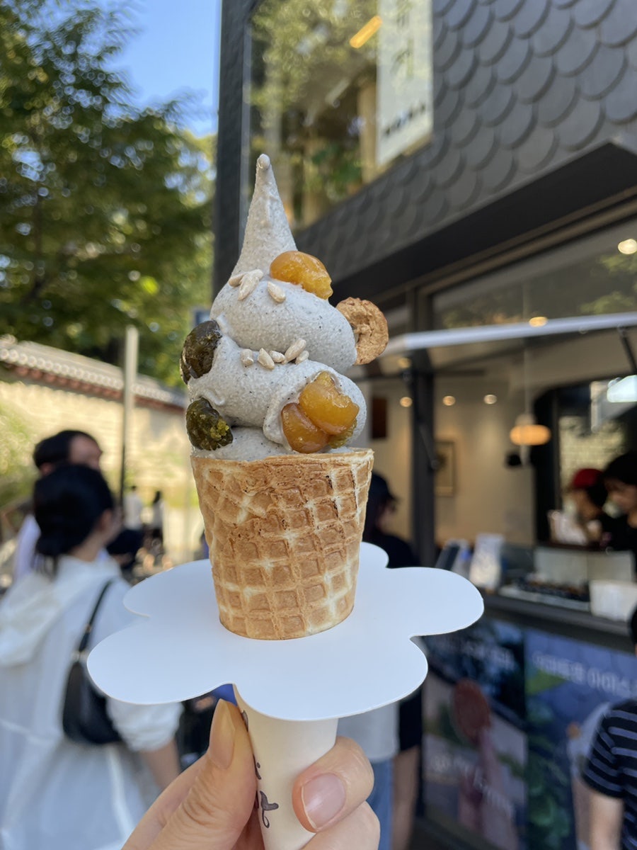 together_rich는 평소 약과를 안 좋아하는데도 줄이 길어 궁금해서 하나 맛봤고, 다 같이 흑임자를 골랐다고 적었습니다.