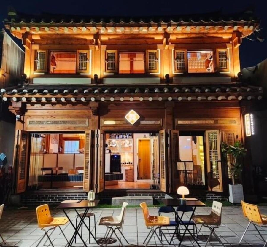 해가 지기 시작할 무렵, 한옥 카페의 따뜻한 조명이 켜진다. 돌담과 기와지붕이 황금색으로 물드는 순간이다. 규제로 인해 밤에 불을 켤 수 없었던 자리에 지금 조명이 들어오고,