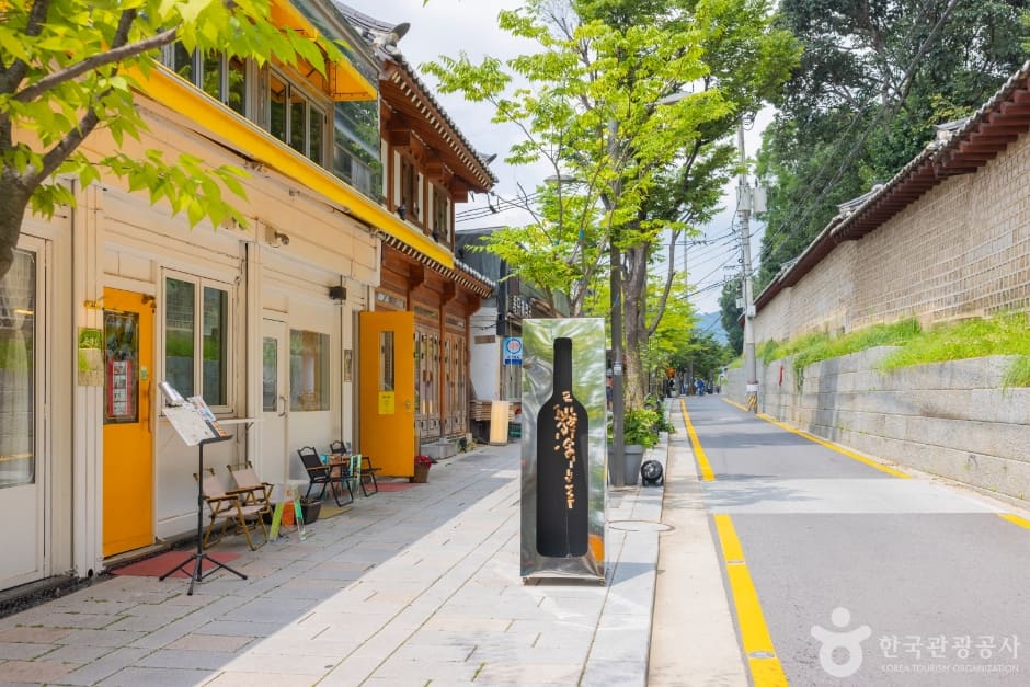 왼쪽으로 한옥과 상점이 늘어서 있고 오른쪽으로 종묘의 붉은 기와를 얹은 돌담이 이어지는 서순라길입니다.